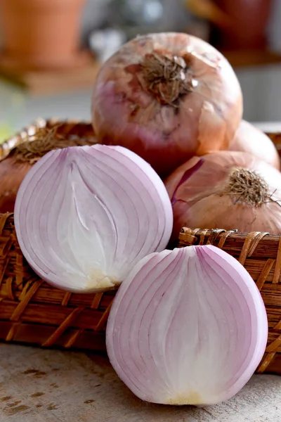 Verse Uien Een Mand Een Houten Tafel — Stockfoto