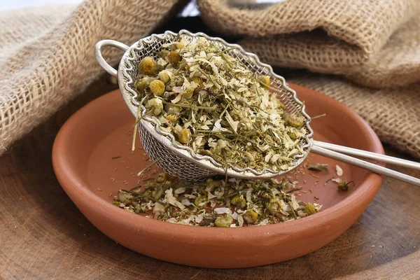 Bir kase kuru çay. 