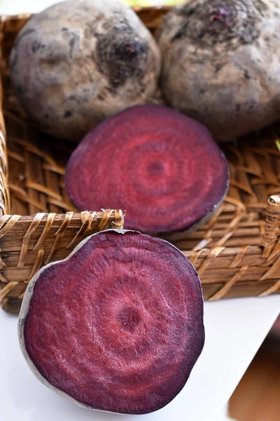 木のテーブルの上に新鮮な生の赤と黒のジャガイモ — ストック写真