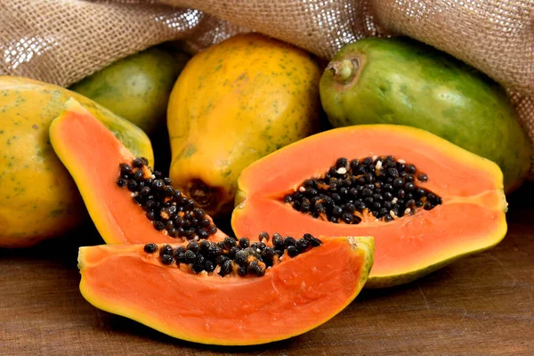 Papaya eski ahşap masada