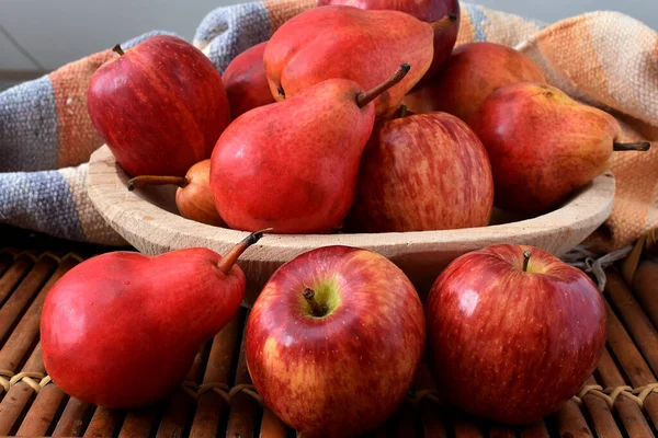 Яблоки Груши Миске — стоковое фото