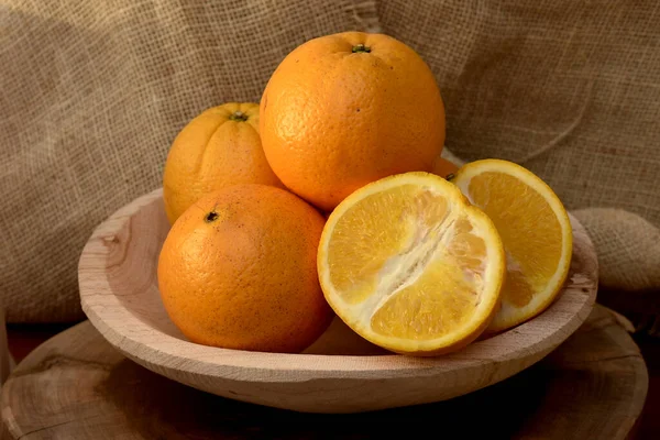 Verse Sinaasappels Een Houten Tafel — Stockfoto