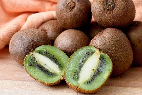Owoce Kiwi Drewnianym Tle — Zdjęcie stockowe