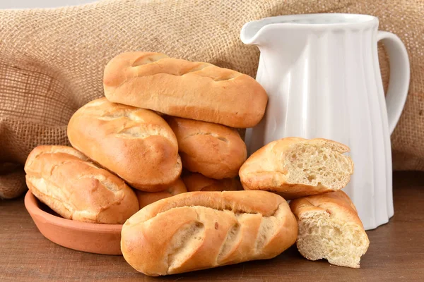 Tahta masada taze ekmek.