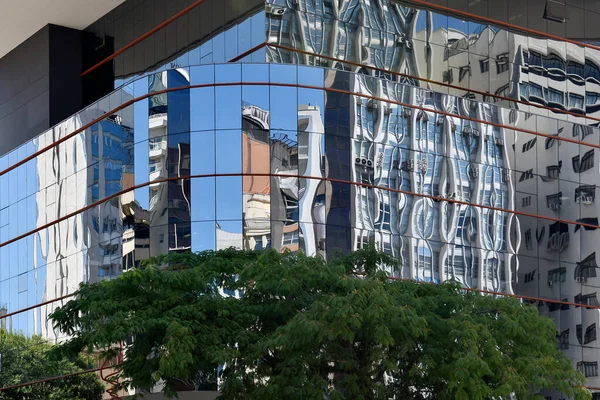 近代的な建物のガラスのファサード — ストック写真