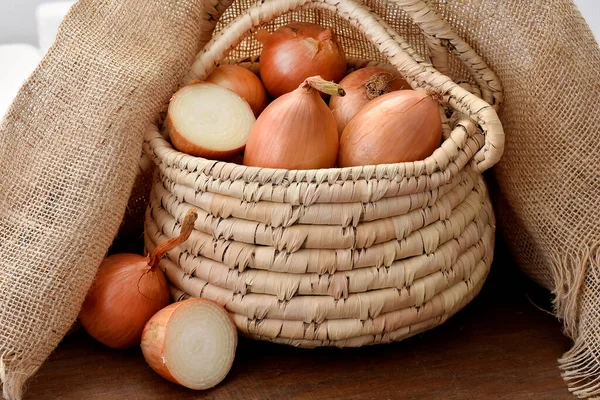 Raw Onions Basket Wooden Table — Stock Photo, Image