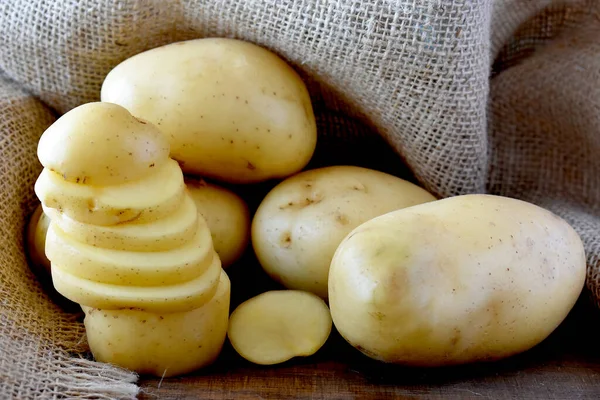 Сырой Картофель Деревянном Столе — стоковое фото