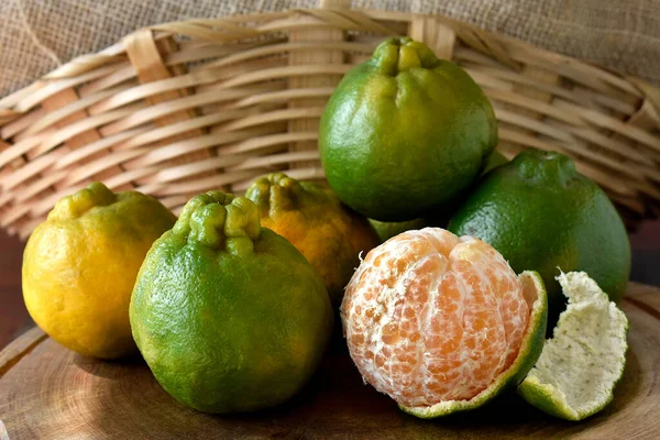 Mandarinas Frescas Maduras Sobre Fondo Madera — Foto de Stock