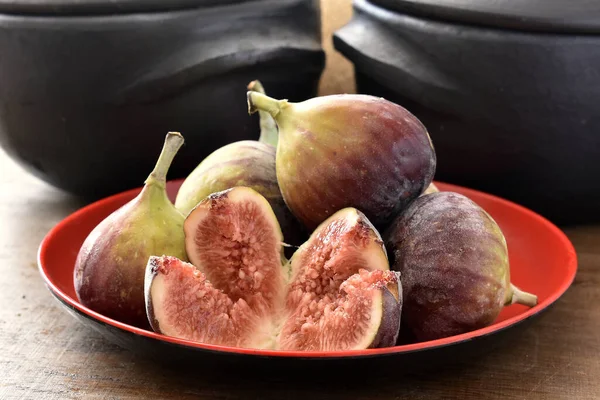 Frische Reife Feigen Auf Einem Holztisch — Stockfoto