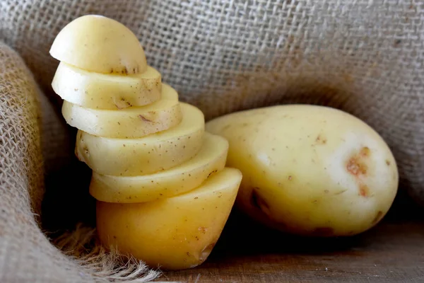 Kartoffeln Auf Einem Holztisch — Stockfoto