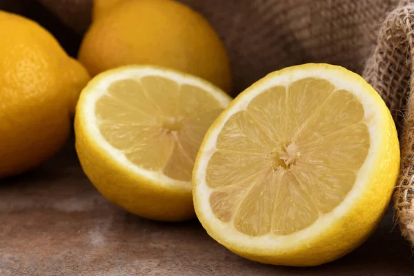 Masada olgun sarı limonlar