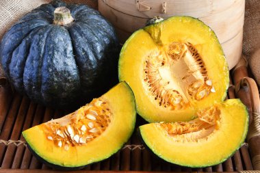 Tahta arka planda tohumları olan kabaklar.