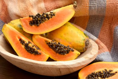 Tahta bir arka planda papaya