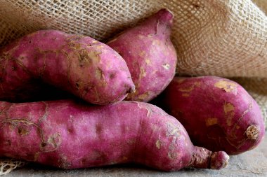 Tahta masada taze çiğ patates.