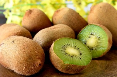 kivi meyvesi ahşap masada