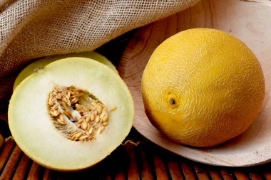 Tohumlarla dolu olgun kavun.