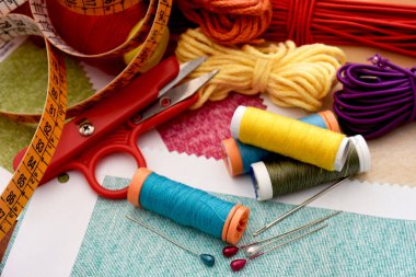 Ahşap arka planda aksesuarlar dikiliyor