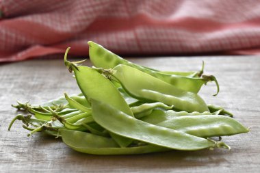 Tahta masadaki taze yeşil fasulyeler.