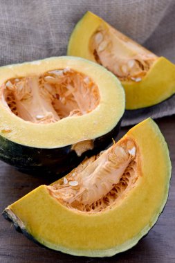 Ahşap zemin üzerinde taze olgun kavun