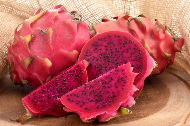 Tahta arka planda ejderha meyvesi