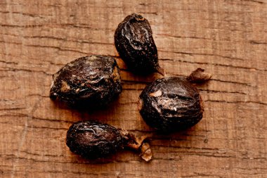 Ahşap arka planda çiğ organik fındık