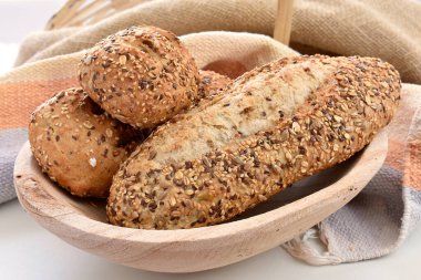 Tahta masada taze ekmek.