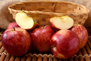 Tahta masada elmalı sepet.