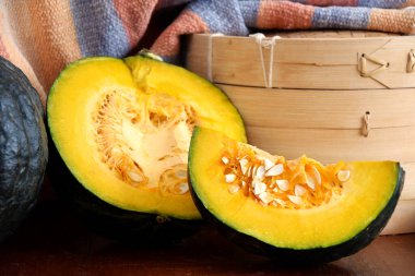 Tahta arka planda tohumları olan kabaklar.