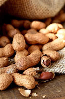 Tahta arka planda kabuklu fıstıklar