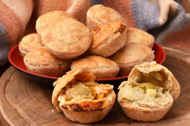 Taze pişmiş çörekler masada