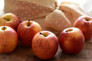 Tahta masada taze olgun elmalar