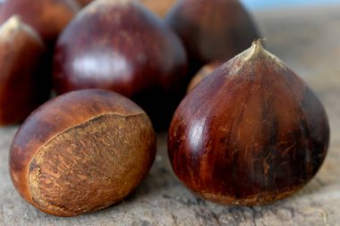 Tahta bir arka planda kestaneler