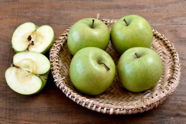 Tahta masada taze olgun elmalar