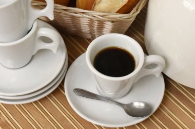 Masanın üzerinde bir fincan kahve.