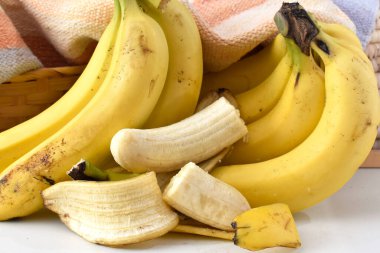 Taze olgun muzlar masada.