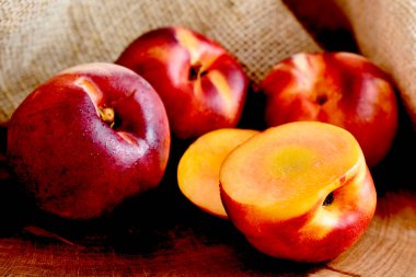 Tahta bir masada olgun şeftaliler