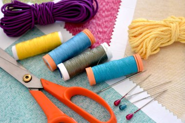 Masaya aksesuar dikiyorum.