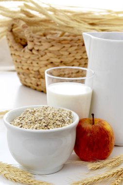 Sütlü cam bir kasede yulaf ezmesi 