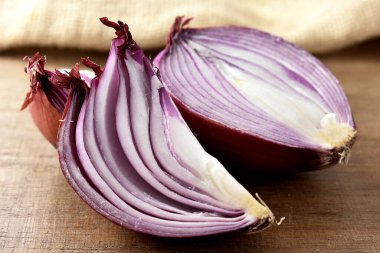 Tahta bir masada kırmızı soğan