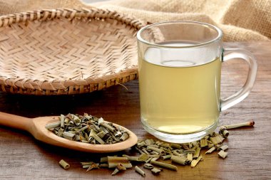 Ahşap arka planda bir fincan bitki çayı.