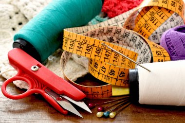 Ahşap arka planda aksesuarlar ve araçlar dikiliyor