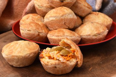 Taze pişmiş çörekler masada