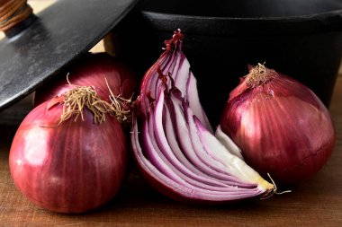 Hala kırmızı soğan ve ahşap bir masada bıçak.