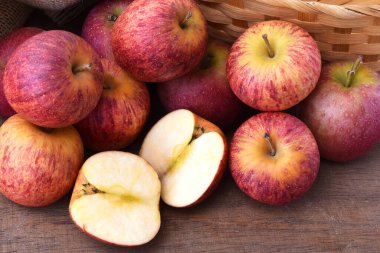 Tahta bir masada taze olgun elmalar