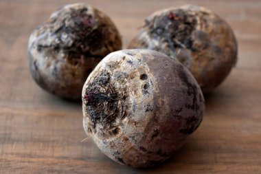 Tahta arka planda taze pancar kökleri