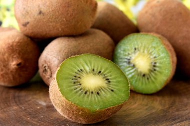 kivi meyvesi ahşap masada