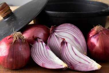 Masada taze soğanlar.