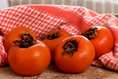 Tahta arka planda taze hurma