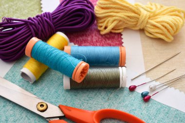 Ahşap arka planda aksesuarlar dikiliyor