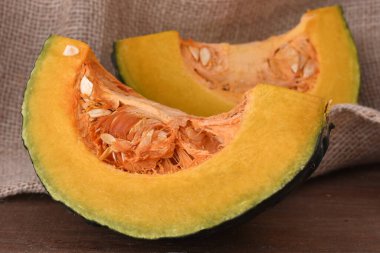 balkabağı ahşap arka planda